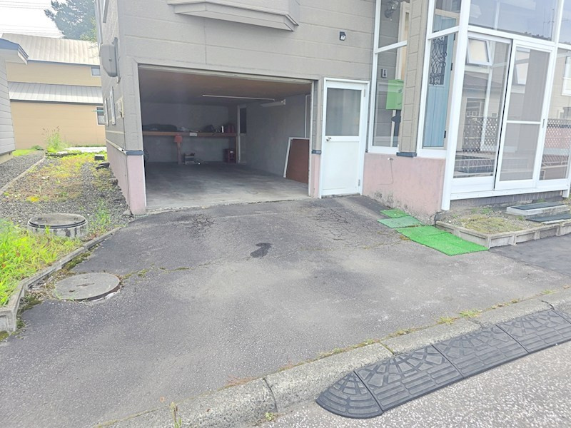 北見市春光町２丁目１５１番地４１　中古売家の駐車場|シャッター車庫