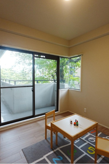 ライオンズマンション雲雀丘花屋敷第二の洋室