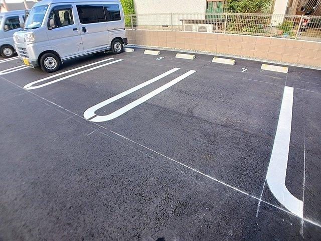 プリムローズ平松の駐車場