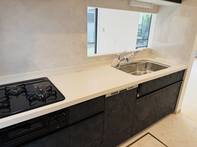 八王子市　片倉町　中古戸建てのキッチン|～３口コンロと広い調理台でお料理が捗ります～