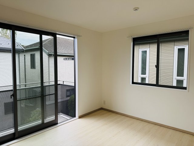 八王子市　片倉町　中古戸建ての寝室|～2階バルコニーに面している主寝室　ゆとりある広さで家具のレイアウトも楽しめそうです～