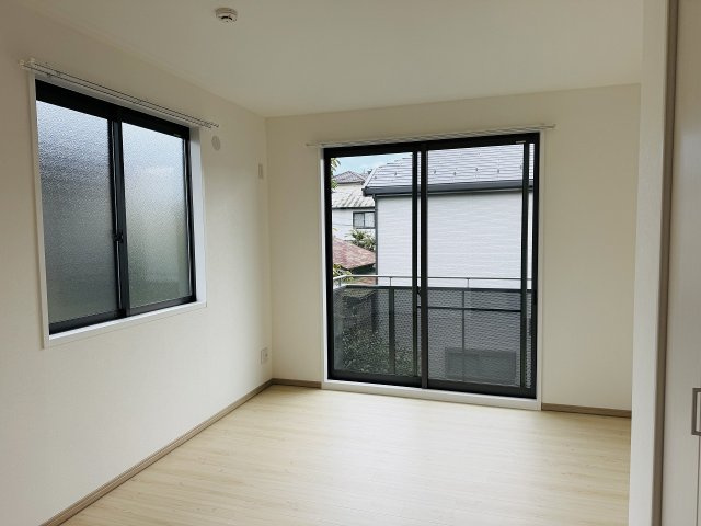 八王子市　片倉町　中古戸建ての子供部屋|～2階バルコニーに面している洋室です～