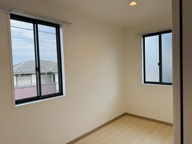 八王子市　片倉町　中古戸建ての洋室|～2階北側のサービスルーム　2面採光で明るく風通しの良いお部屋です～