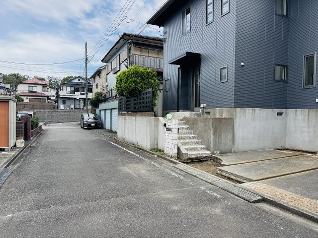 八王子市　片倉町　中古戸建ての前面道路含む現地写真|～北側5ｍ道路につき駐車もしやすいです～