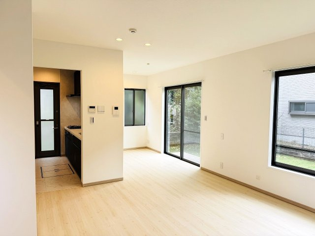 八王子市　片倉町　中古戸建ての居間・リビング|～開放感のあるワンフロアリビング　家族団欒の時間をお過ごしいただけます～