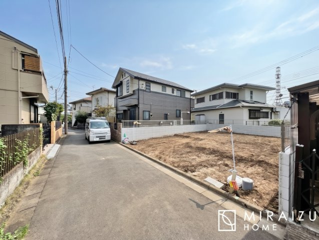 【外観】 | 青く澄み渡った綺麗な空と、陽の光をたっぷりと受ける、そんな新築住宅で新生活をスタートしてみませんか？見学・ご相談等、ミライズホーム(株)までお気軽にご連絡下さい。
