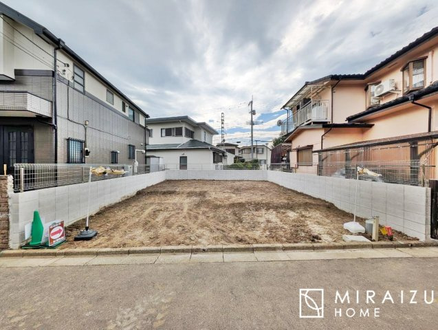 【前面道路含む現地写真】 | 閑静な住宅街で叶える穏やかな生活。大切な家族に笑顔を。大切な家族に安らぎを。家族の絆が深まる、そんなお家です。