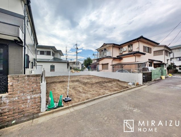 【前面道路含む現地写真】 | 暮らしやすさを考えたプランで快適な現地ロケーションを実現。安らぎに満たされる、ゆとりのある日々を過ごせます♪