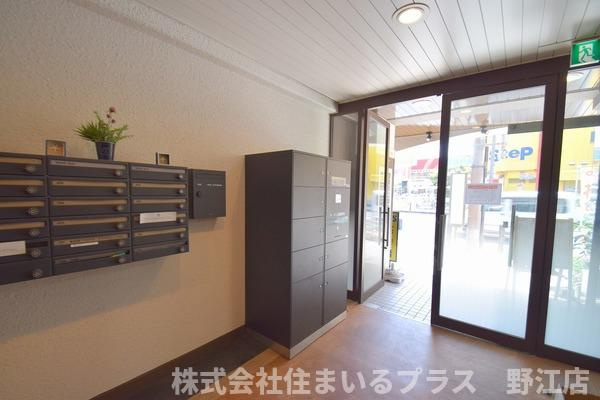泰平ビルのエントランス