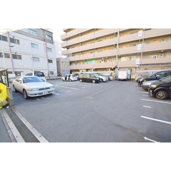 泰平ビルの駐車場