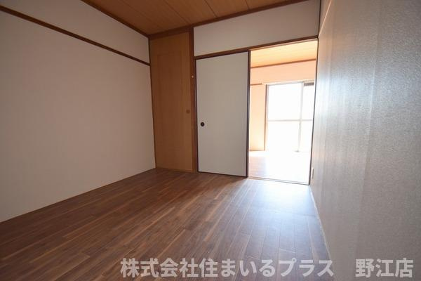 磨有美ハイツの洋室