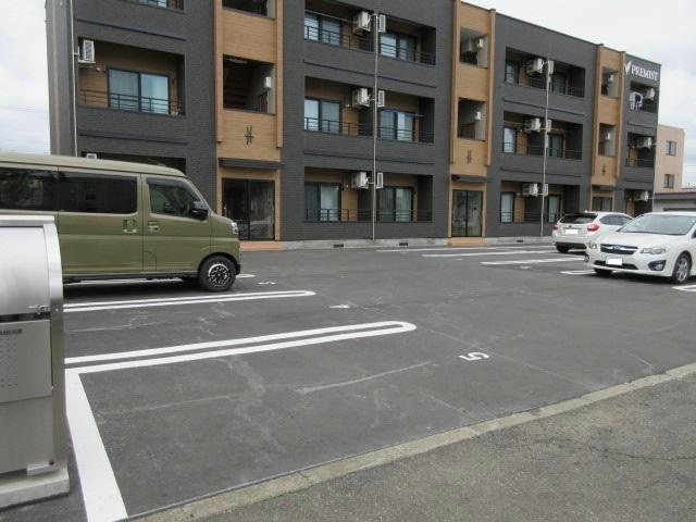 PREMISTの駐車場