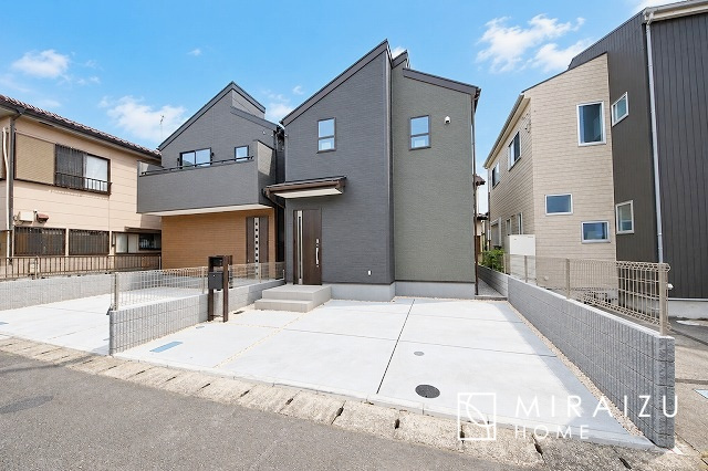 【外観】 | 青く澄み渡った綺麗な空と、陽の光をたっぷりと受ける、そんな新築住宅で新生活をスタートしてみませんか？見学・ご相談等、ミライズホーム(株)までお気軽にご連絡下さい。