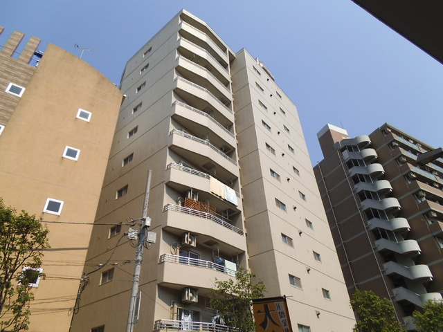 北区赤羽南１丁目の賃貸マンションの外観|青空に映えるマンション！