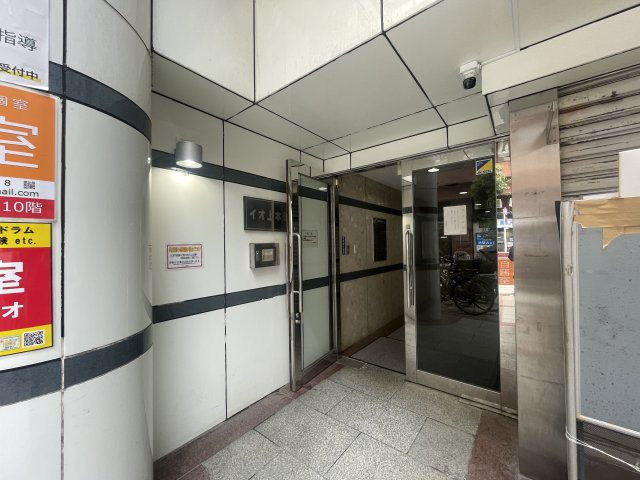 イオ上本町ビルのエントランス