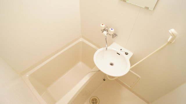 レオパレスＷＩＮの浴室|落ち着いた空間のお風呂です