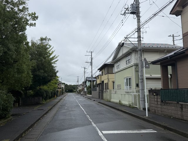 八街市みどり台2丁目の前面道路含む現地写真