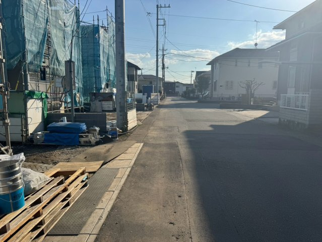 ブルーミングガーデン宇都宮市下岡本町1期１号棟の前面道路含む現地写真