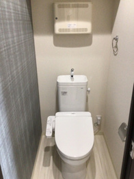 温水洗浄便座付きのトイレです♪
