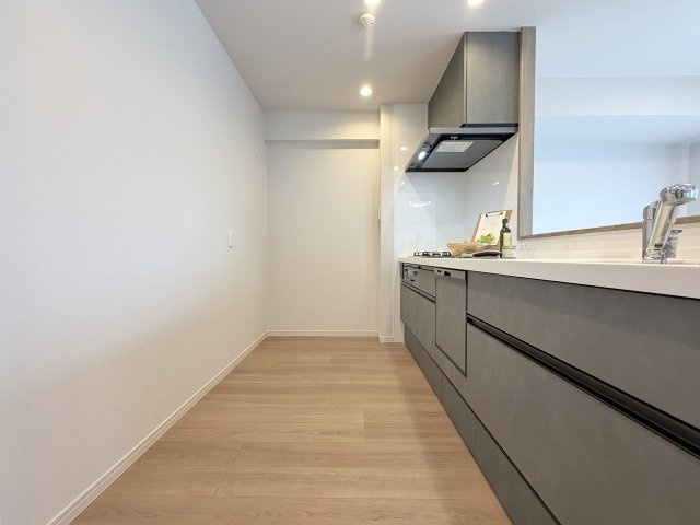 ライオンズマンション西院のキッチン|キッチン背面には冷蔵庫など置くゆとりがございます。（R8.10撮影）