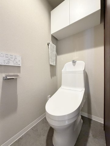 ライオンズマンション西院のトイレ|上部にはトイレットペーパーのストックが収納できる棚が備え付けられております。（R8.10撮影）