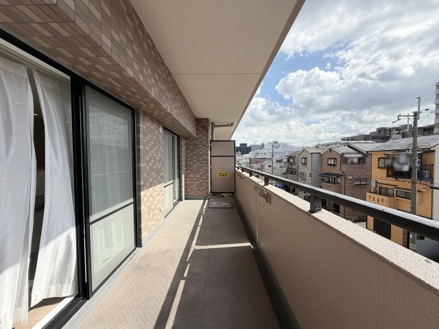 ライオンズマンション西院のバルコニー|リビングから出入りができるバルコニーはぽかぽか南向き♪（R8.10撮影）