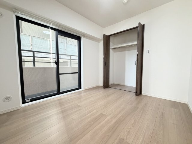 ライオンズマンション西院の洋室|クローゼット内はハンガーパイプが備え付けになっております。上部には棚も設けられており、収納ボックスなどでスッキリ整理整頓もできちゃいます！（R8.10撮影）