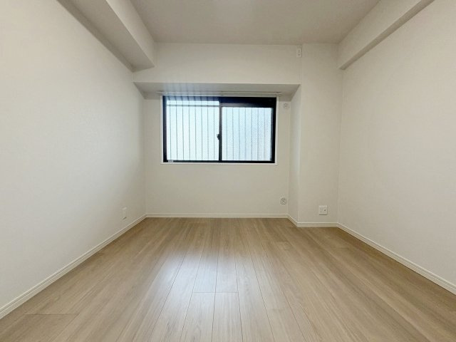 ライオンズマンション西院の洋室|木目の自然な模様や落ち着きある色味が、お部屋に温かみをもたらします。壁紙は白を基調としており、インテリアプランも考えやすいシンプルな仕上がりです。（R8.10撮影）