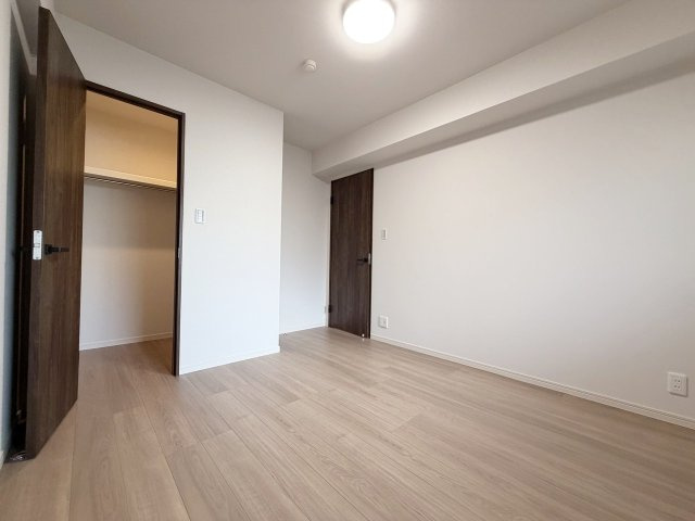 ライオンズマンション西院の洋室|ベッドや机など無理なく配置できる広さ。また全居室に収納を設け、お部屋がスッキリ片付き居住空間を広く活用できちゃいます！（R8.10撮影）