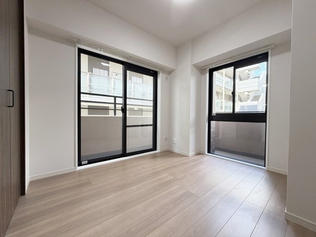 ライオンズマンション西院の洋室|２面採光となっており、開放感が感じられる一室です。（R8.10撮影）