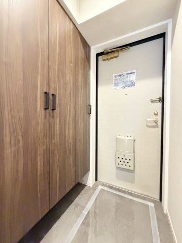 ライオンズマンション西院の玄関|住まいの「顔」となる玄関。スッキリした玄関にできるシューズボックスは欠かせない存在ですね♪（R8.10撮影）