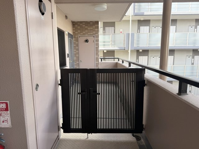 ライオンズマンション西院の玄関|ポーチ部分にはアウトドア用品なども置けちゃいます！（R8.10撮影）