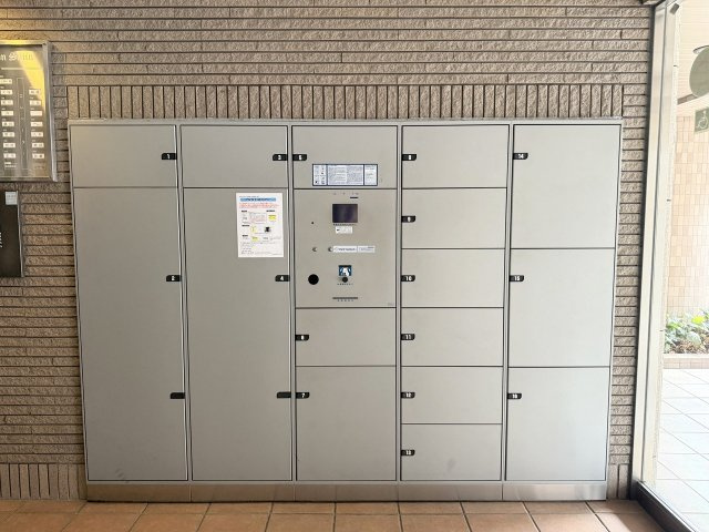 ライオンズマンション西院の設備|『宅配ボックス完備！』外出中もお荷物を受け取ることができ、再配達の手間が省けます♪（R8.10撮影）