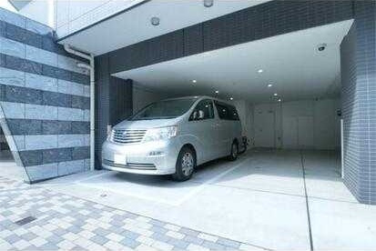 PREMIUM CUBE 両国の駐車場