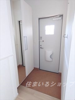 サンフラワー　Ａ棟の玄関|ミラー付き大型シューズボックス