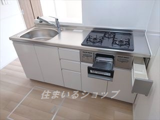 サンフラワー　Ａ棟のキッチン|３口ガスコンロ・グリル付き