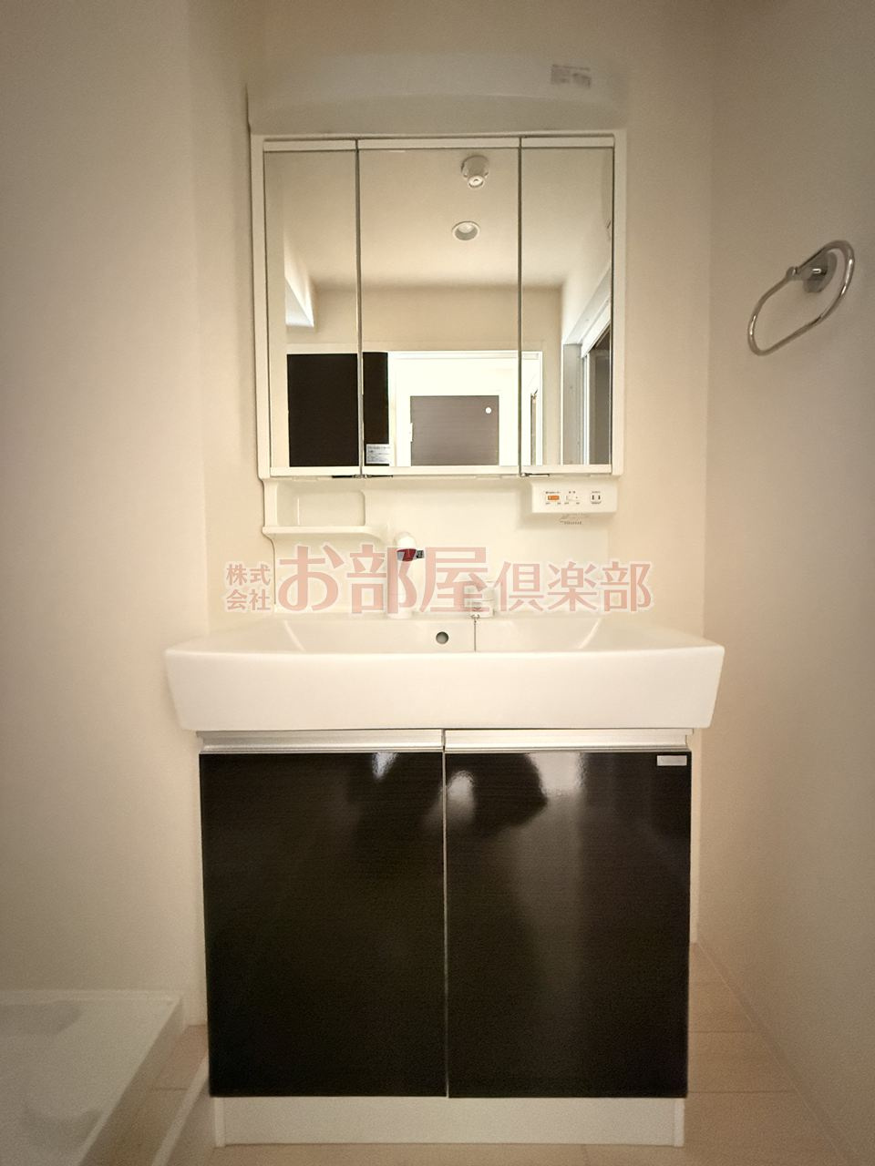 Tiara本町の洗面所|明るい洗面所です