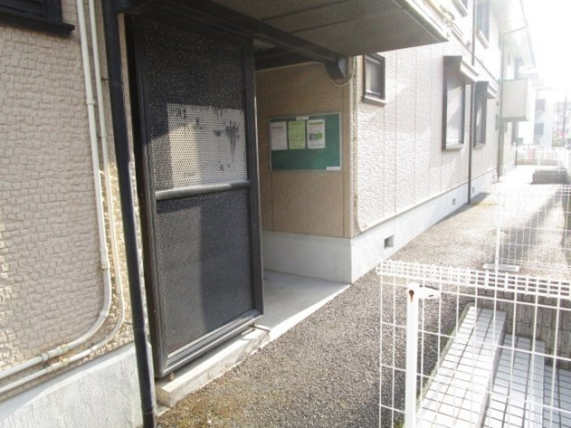 日の出第一秋新ハイツのエントランス