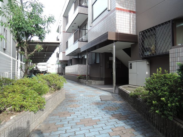 シャルマン芝生のエントランス