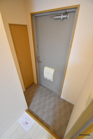 サンクリエイト江坂　仲介手数料無料の玄関