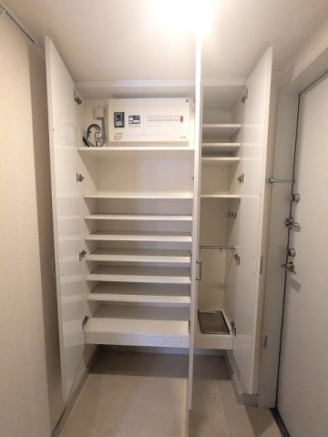 ParkAxis秋葉原の玄関|パークアクシス秋葉原の収納豊富なトールタイプのシューズＢＯＸです