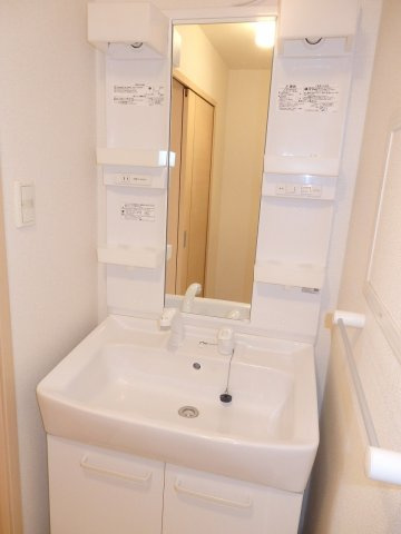 ノーブル　川内　Ⅱ番館の洗面所|明るい洗面所です