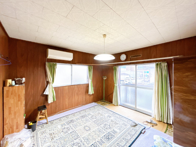 「生活利便施設が身近に揃う快適な住まい」高知市葛島1丁目　中古一戸建ての洋室|大きな窓から陽光が差し込む明るい室内！エアコン完備で年中快適に過ごせます。