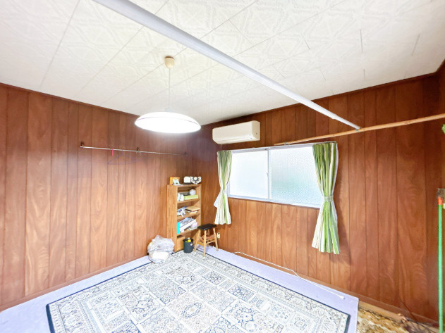 「生活利便施設が身近に揃う快適な住まい」高知市葛島1丁目　中古一戸建ての洋室|壁一面の木目が落ち着く洋室！寝室や書斎、お子様のお部屋にもピッタリです！