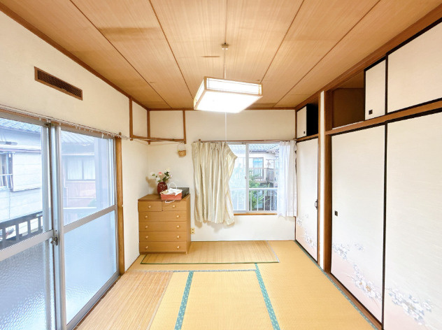 「生活利便施設が身近に揃う快適な住まい」高知市葛島1丁目　中古一戸建ての和室|バルコニーへ直接出られる開放的な和室！お布団や洗濯物もスムーズに干せます。