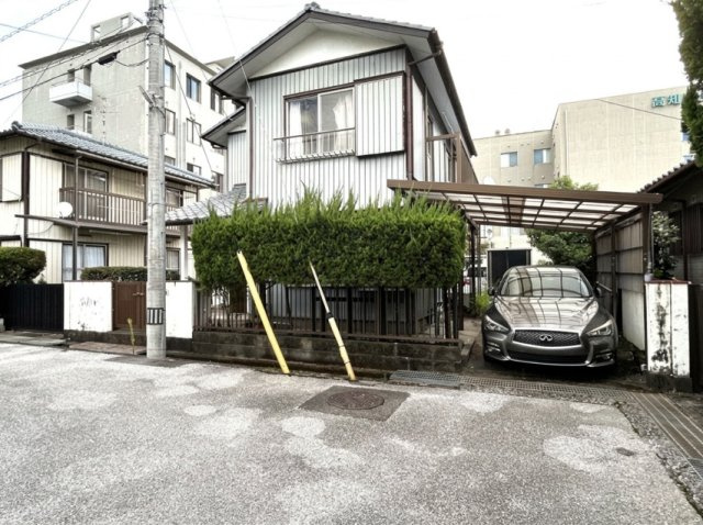 「生活利便施設が身近に揃う快適な住まい」高知市葛島1丁目　中古一戸建ての外観|カーポート付き駐車場完備！落ち着いた住環境と開放感のある前面道路が魅力の一戸建てです。