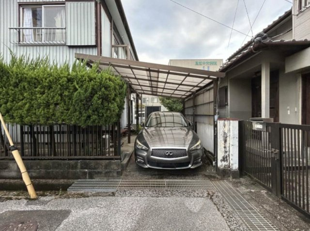 「生活利便施設が身近に揃う快適な住まい」高知市葛島1丁目　中古一戸建ての駐車場|大切な愛車を雨風から守るカーポート付き駐車場！ゆとりある駐車スペースを確保しています。