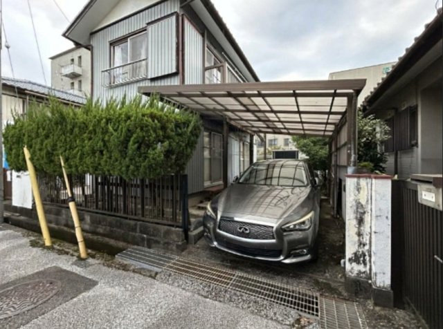 「生活利便施設が身近に揃う快適な住まい」高知市葛島1丁目　中古一戸建ての駐車場|前面が広く駐車がスムーズに行えるカーポート付きスペース！陽当たりも良好な現地です。