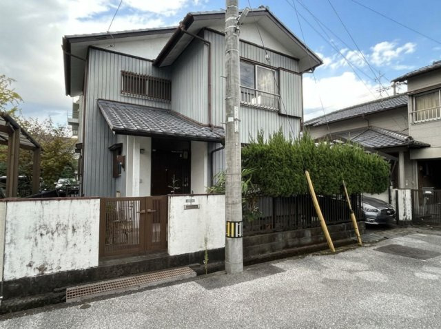 「生活利便施設が身近に揃う快適な住まい」高知市葛島1丁目　中古一戸建ての外観|手入れされた植栽と落ち着いた外観が魅力！穏やかな住環境が広がる一戸建て住宅です。