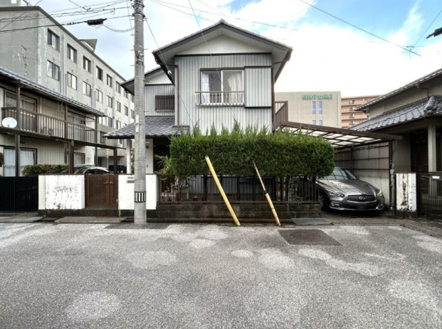 「生活利便施設が身近に揃う快適な住まい」高知市葛島1丁目　中古一戸建ての前面道路含む現地写真|カーポート付き駐車場を完備！落ち着いた住環境と開放感のある前面道路が魅力の一戸建てです。